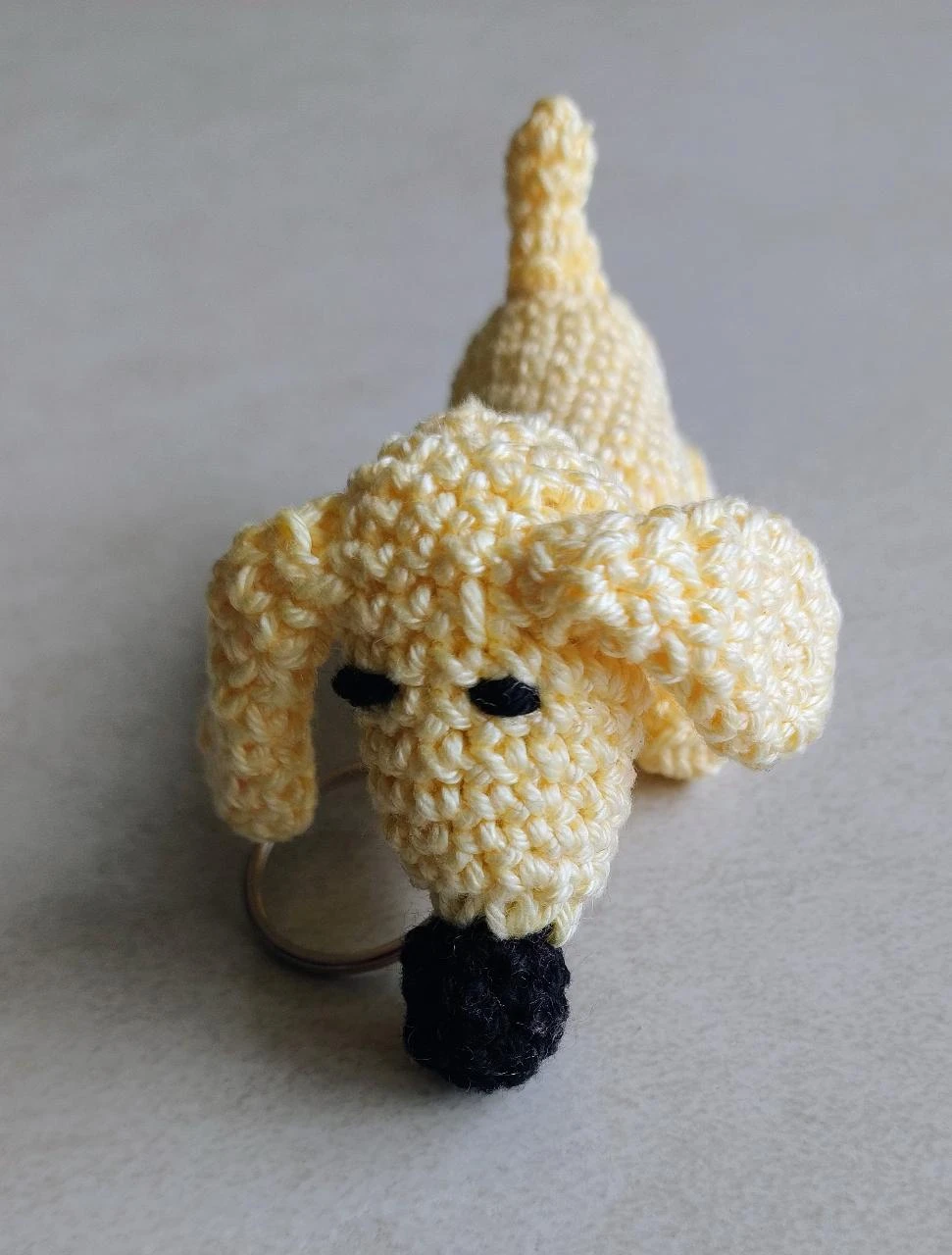 Colgante de llave hecho a mano con diseño de teckel amarillo – photo 4